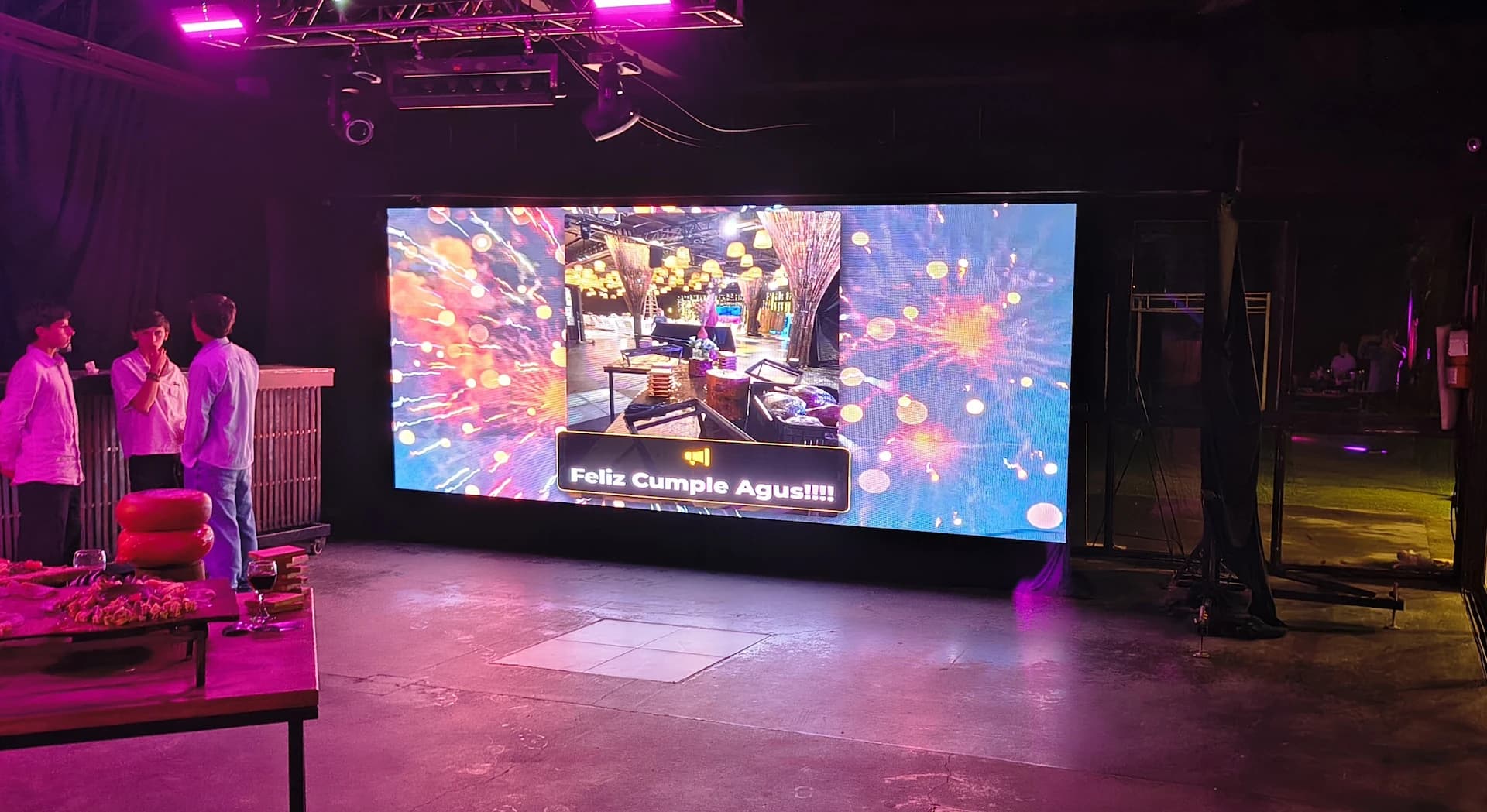 Invitados usando SelfieLive en un evento